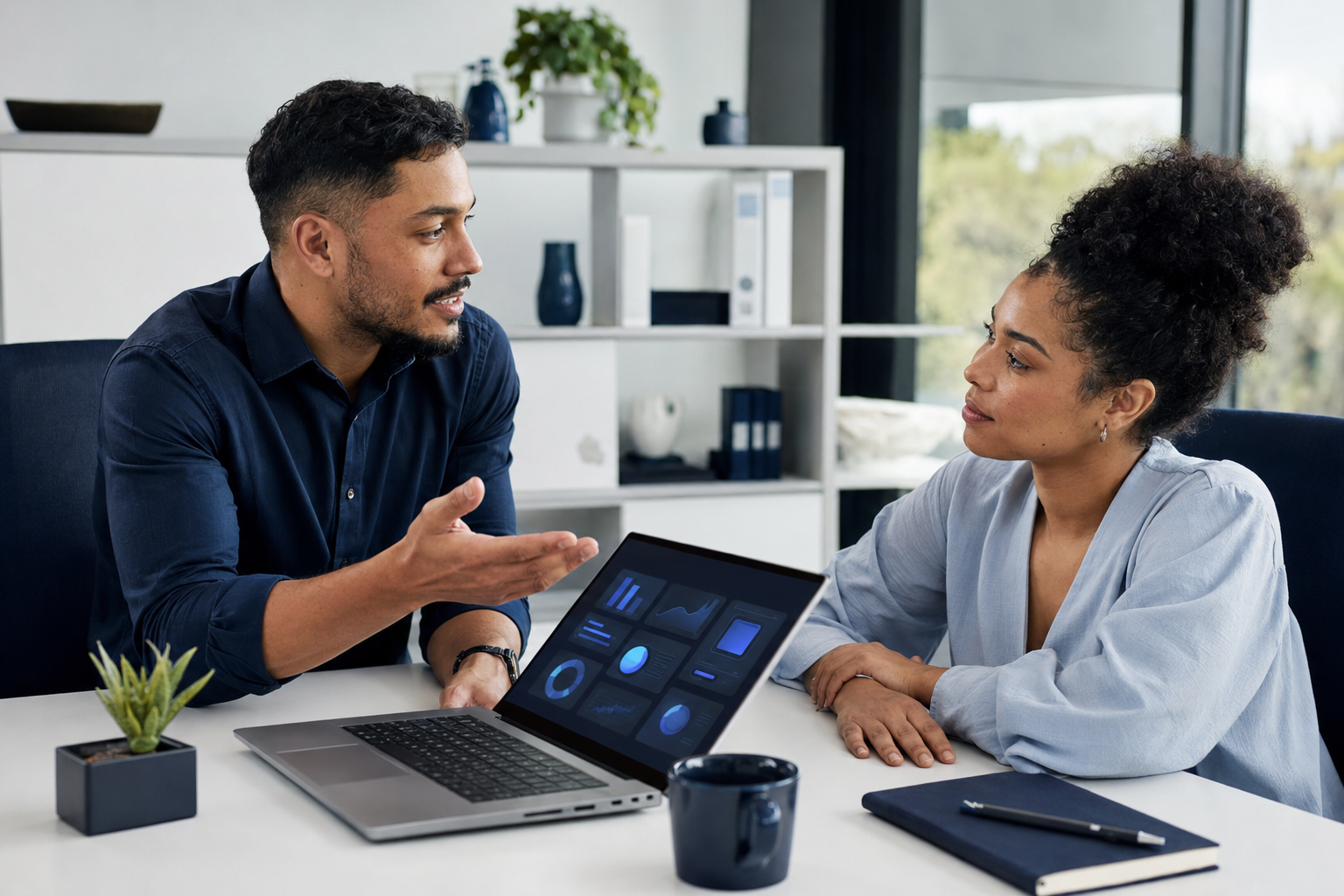 Consultor de tecnologia conversando com uma empresária